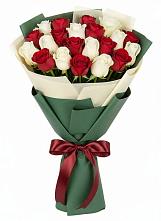 Букет Микс из красных и белых роз в Металлплощадке