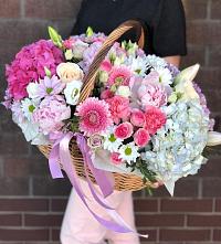 Цветочная композиция из Розы, Хризантемы, Пионы и Лизиантусы в корзине в Металлплощадке