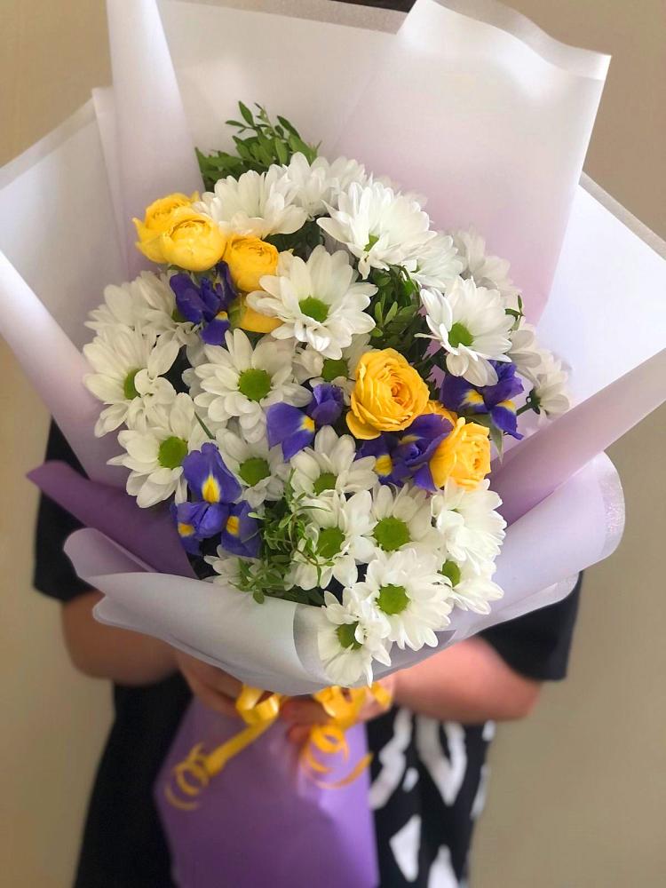 Букет цветов из: Ирисы, Хризантемы и Розы в Металлплощадке