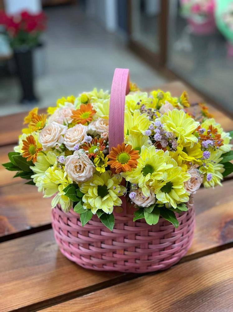 Цветочная композиция из Хризантемы и Розы в корзине в Металлплощадке