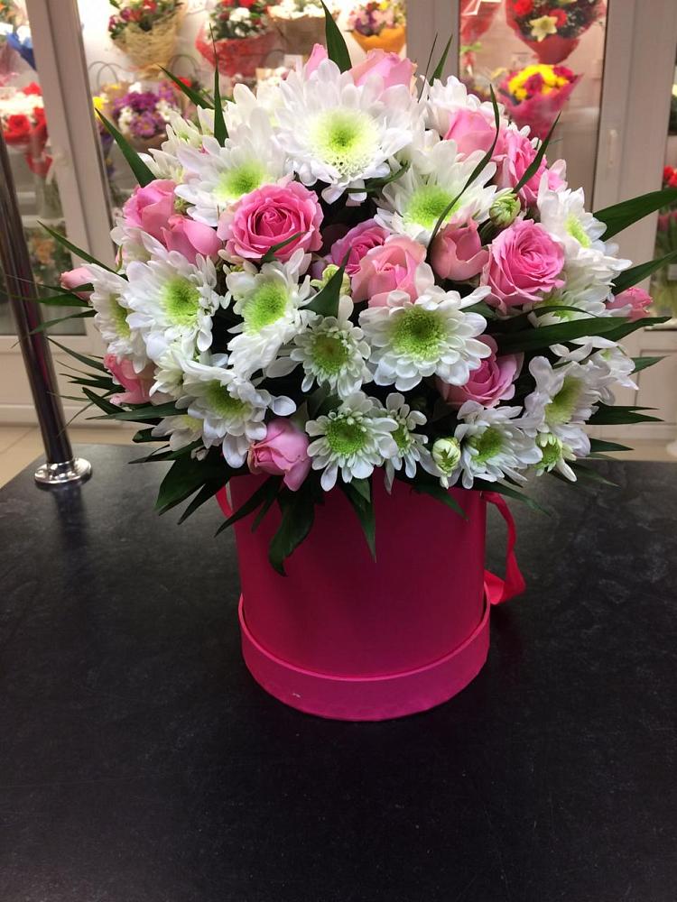 Цветочная композиция из Розы и Хризантемы в шляпной коробке в Металлплощадке