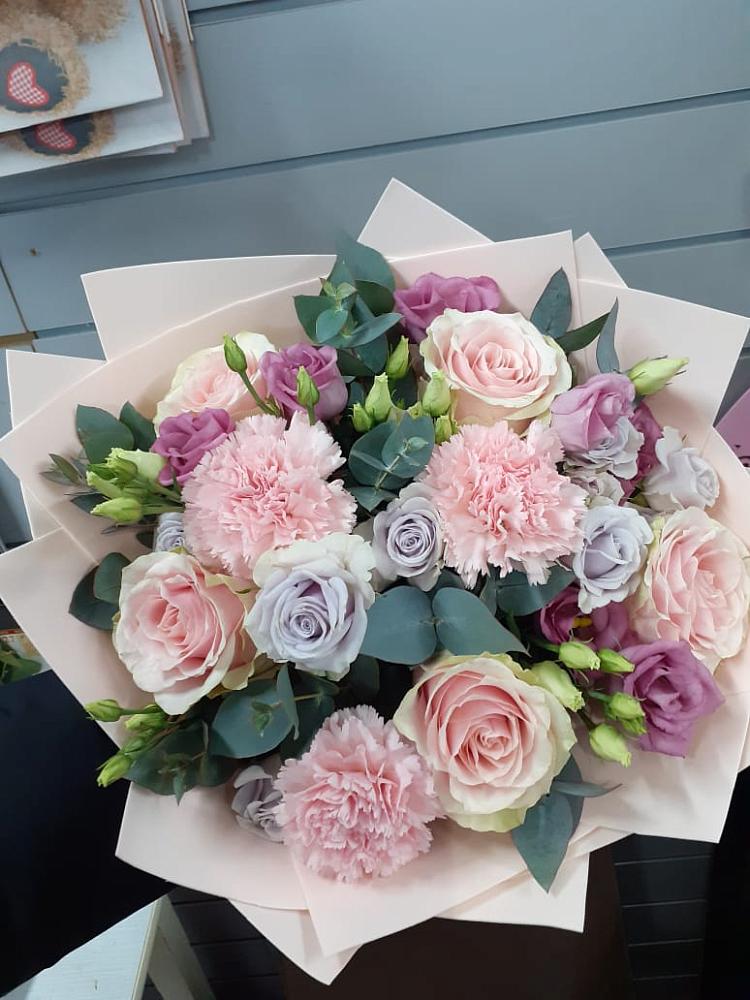 Букет цветов из: Розы, Гвоздики и Лизиантусы в Металлплощадке